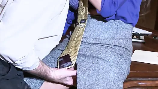 Sekretaris semok jadi sangat terangsang setelah dia melihat kontol besar bosnya