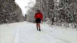 Caminando en divertida minifalda de milf en el bosque