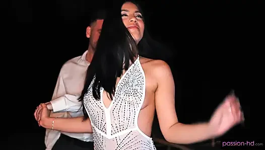 Gigi-star ist hungrig nach date-nacht-schwanz