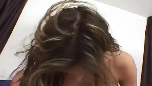 Dua kontol besar meluncur ke lubang semok cewek sange ini