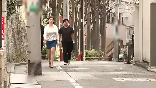 Japanse miljonair vrouw wordt gearresteerd en neukt met alle getuigen en haar cuckold man kijkt toe