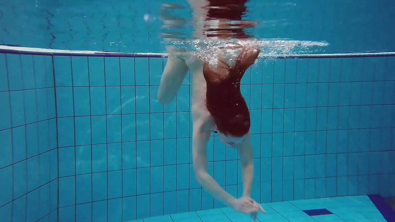 Ładna polska nastolatka Alice pływa bez ubrań
