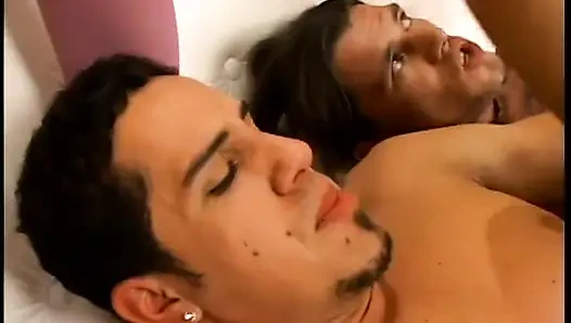 Biseksual rambut pirang dan jilat memek sambil disepong kontolnya