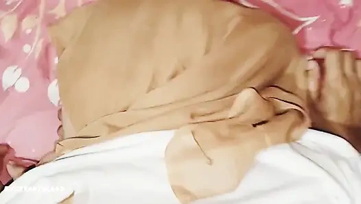 Güzel Müslüman tesettürlü kızı prezervatifsiz sikiyorum. Seks yaparken tesettürünü çıkartmak istemiyor