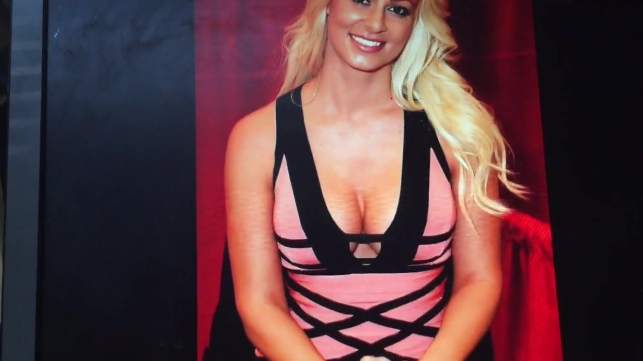 Maryse ouellet hold 01