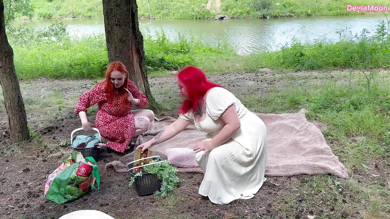 Dos novias decidieron relajarse al aire libre y tener sexo caliente.