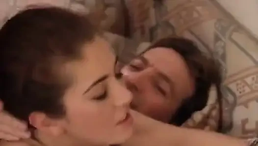 Scharfe Brunette Miz Hochgesteckten Haaren Mit Zwei Männern