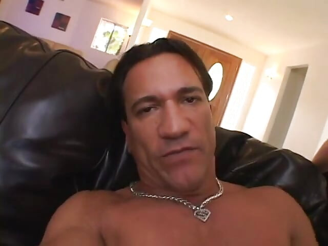 甜美年輕的金髮和棕髮女孩在沙發上被粗大的肉棒猛幹