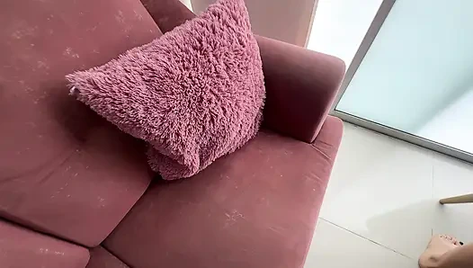 Azgın üvey baba küçük götlü üvey kızını sert bir sikişle azarlıyor.