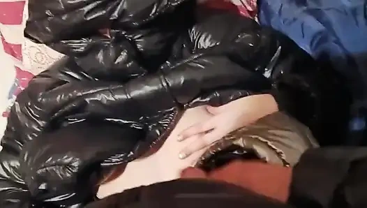 Фетиш в пуховике - играю и кончаю на ее блестящую пухлую куртку