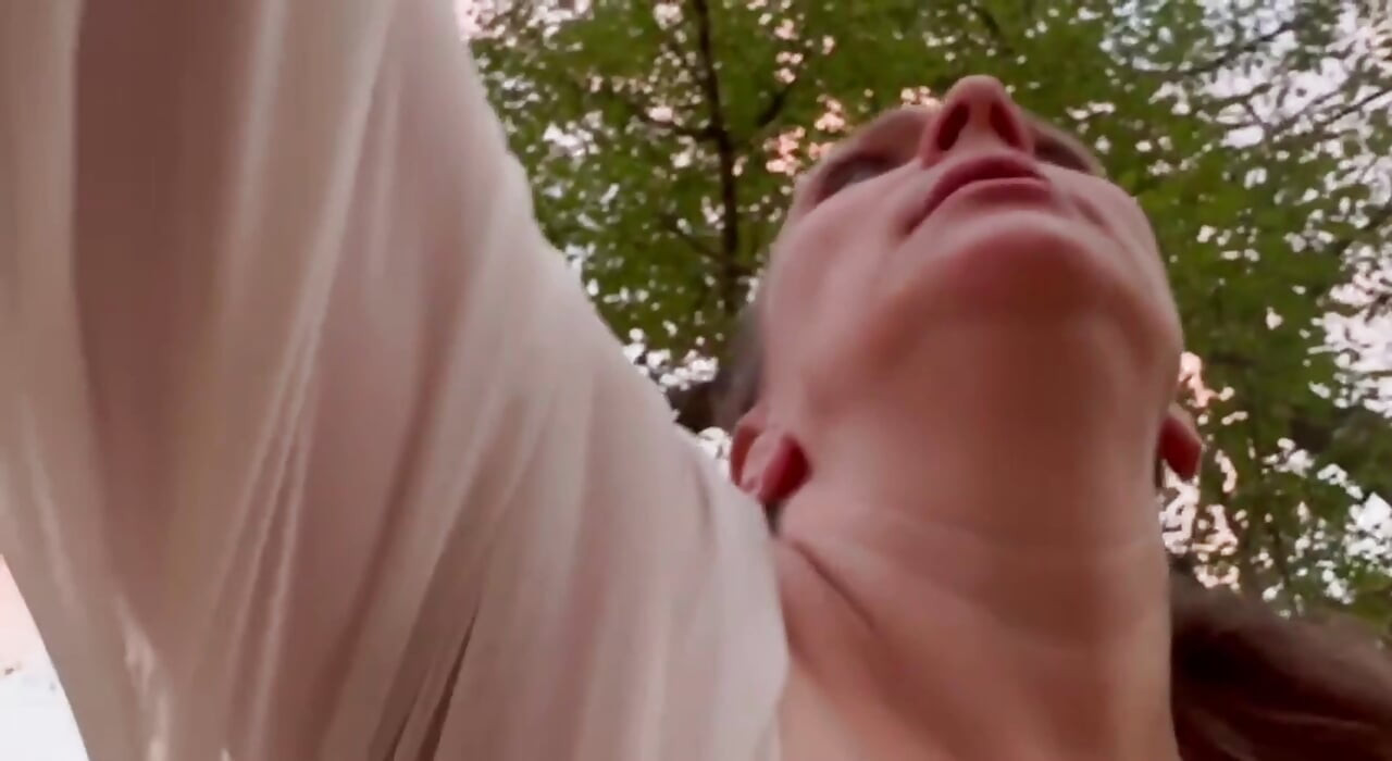 Le vieux fermier pervers me baise si fort que mes seins de lait jouissent