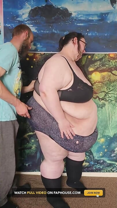 Femeie super-mare și frumoasă dezbrăcată până la lenjerie intimă, partea 1