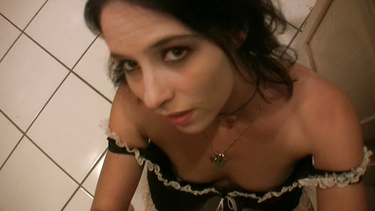 Amateur brunette teen suck dick in the kitchen