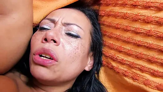 Büyük memeli seksi orta yaşlı seksi kadın götünü parmaklıyor... ağzına boşalma