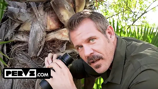 Bush avcısı Jason Florida bataklıklarında nadir bulunan tam çalı örneğini izliyor