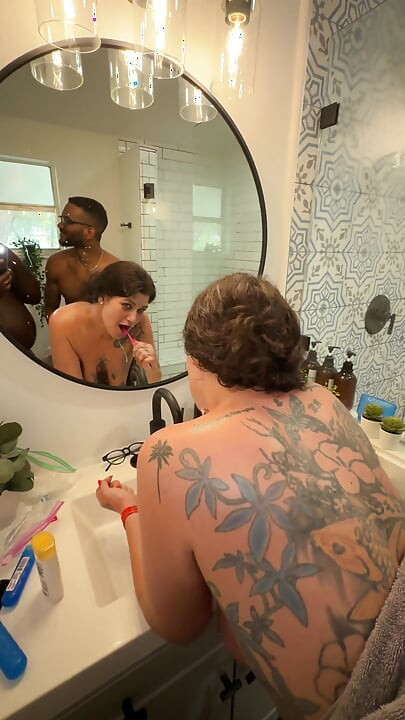 Iza kulisa!! Psilo Siren i Matt se jebu ujutru dok peru zube!!