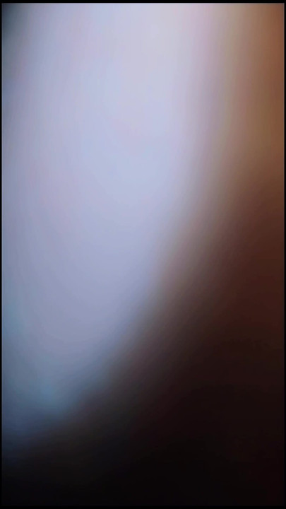 Gimiendo en voz alta y temblando las piernas mientras tiene orgasmo con un puño empujado en su coño.