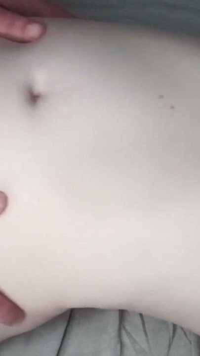 Fodendo uma puta gemendo em cima da mesa e gozando na garganta do padrasto gosta de tais cafés da manhã | Clipe 1