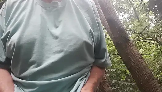 Ağaçlarda neredeyse çıplak