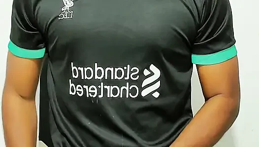 Hintli desi ateşli mastürbasyon boşalma ve tek başına büyük yarak terasında mastürbasyon yapıyor