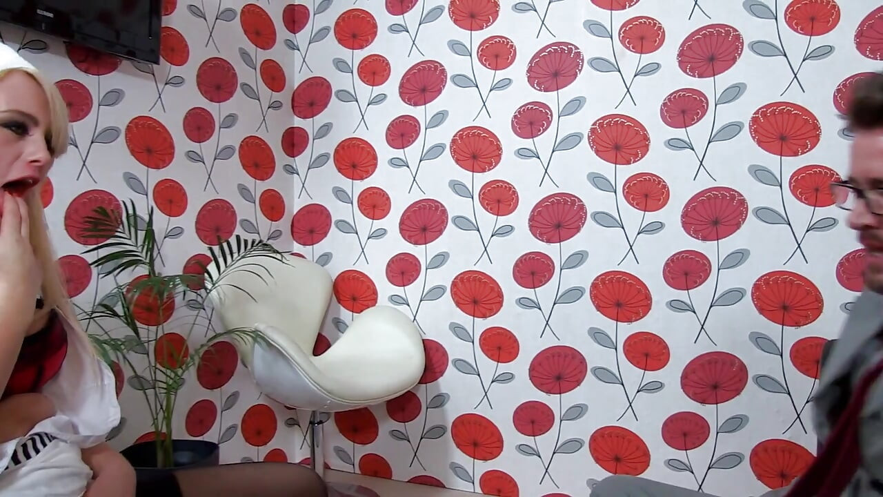 Blondýna s velkým zadkem kouří a šuká tvrdého ptáka