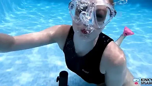 Sualtı giysisi ve maske fetişi dolum, baloncuklar ve nefes kontrolü
