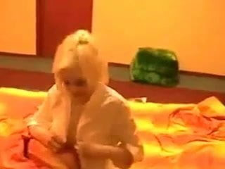Blonde Heiss auf dem Bett