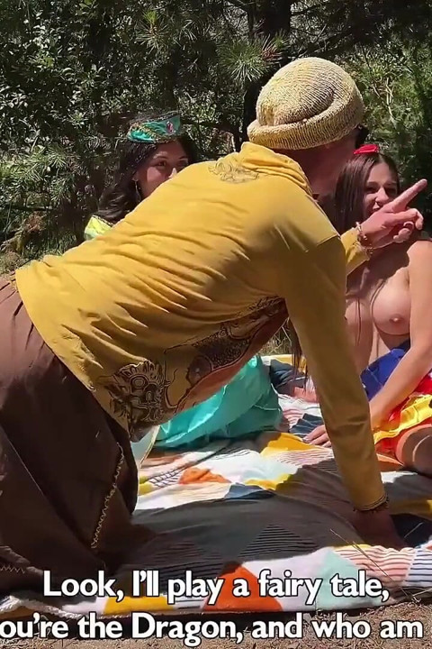 Οι χαριτωμένες πριγκίπισσες Jasmine και Snow White γαμιούνται από σκληρούς τύπους σε ένα παραμυθένιο δάσος