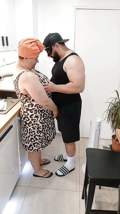 Bir dakikalığına mutfağa gittim ve her şey ateşli bir devamla sona erdi