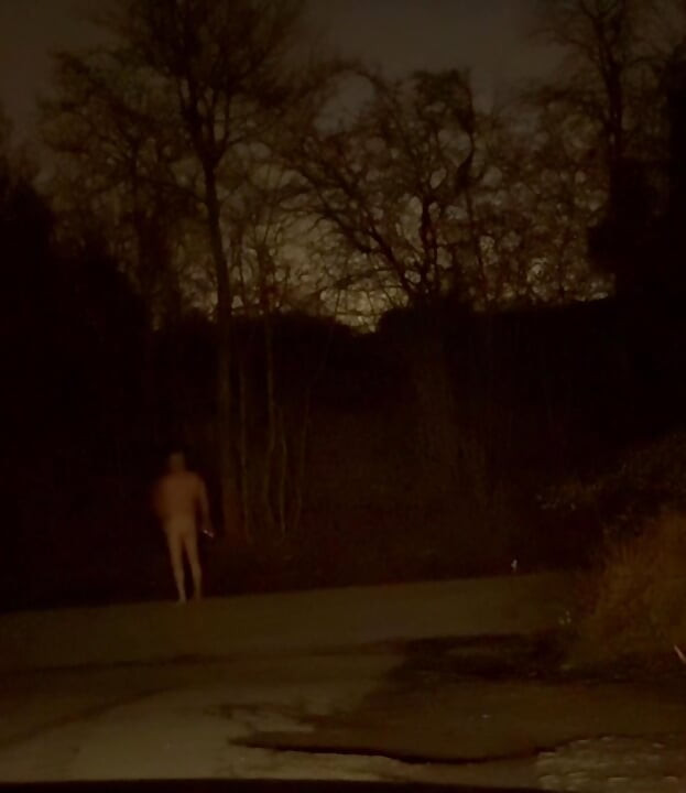 Sokakta çıplak yürüyüş