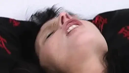 Посмотри, как эта немецкая тинка раздвигает свою киску для тебя