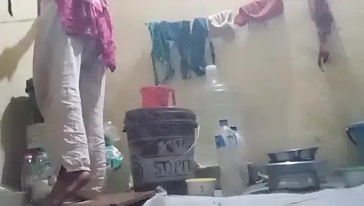 Tante desa pantat dan penisku menjadi ereksi setelah melihat pantat tante tiri pagi-pagi.