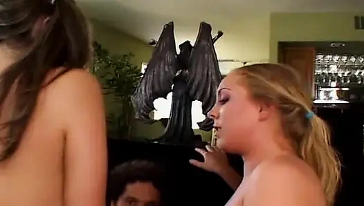 Sürtük kızlar ateşli üçlü sekste büyük yarağı paylaşıyor