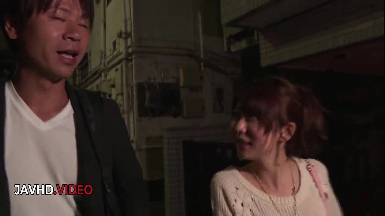 野生のアジア系主婦、鈴葉美雨が家で若い恋人に激しく突かれる