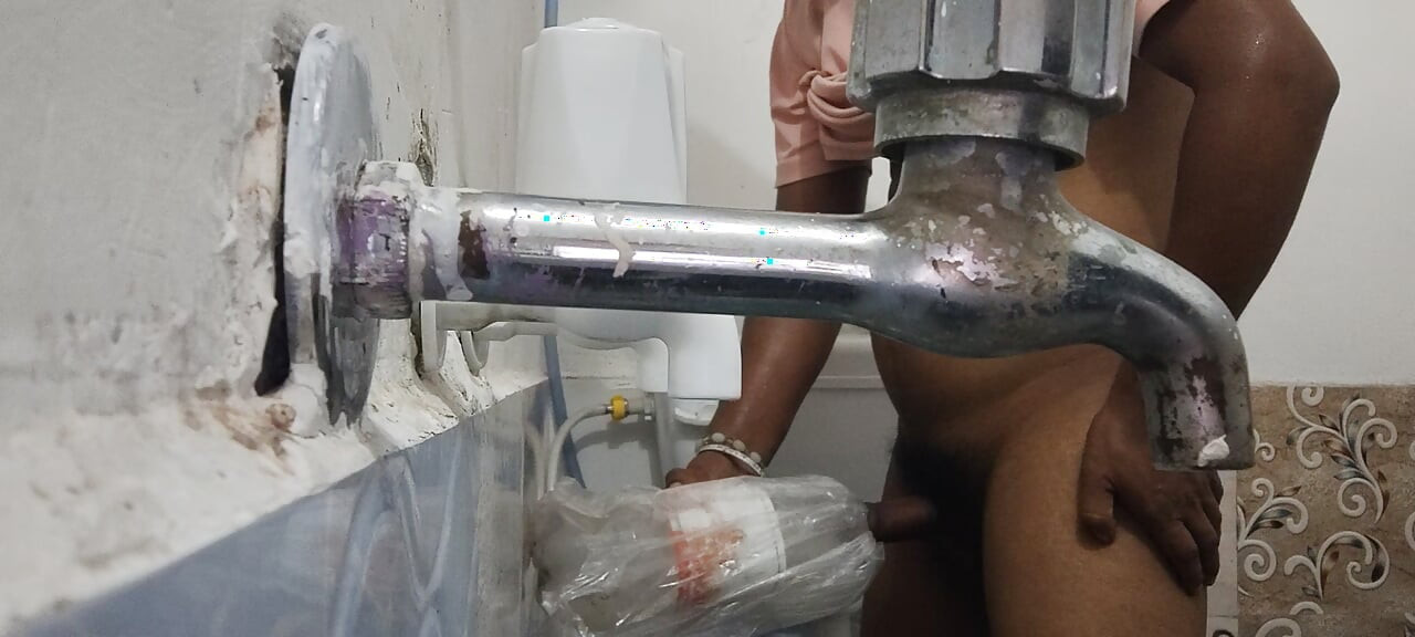 Pepsi ki botal mein chhed Karti apni Hawas bujhai