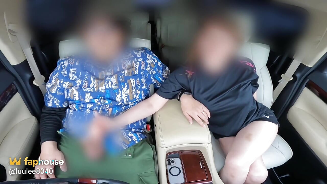 Муж наблюдает за игрой. Замужняя женщина торопливо дает в машине