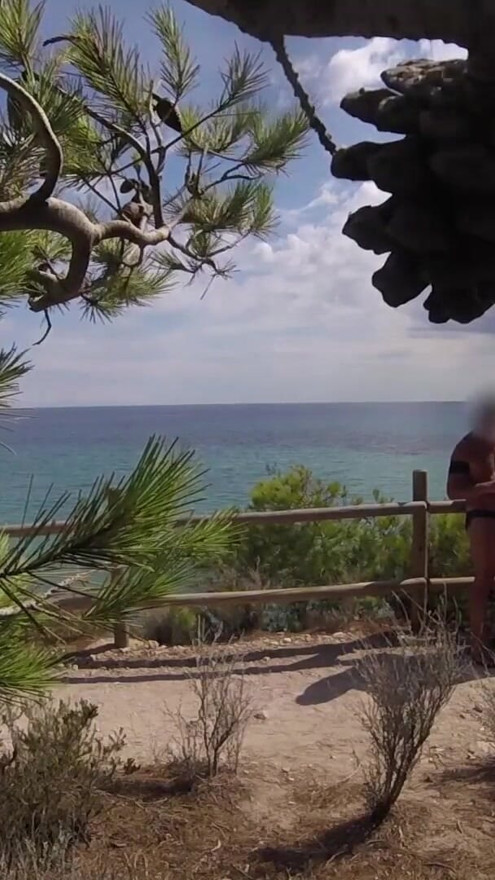 Dick flash - I pull out my cock in front of a French girl on the beach path and she helps me cum in mounth CAUGHT !!! | Clip 1