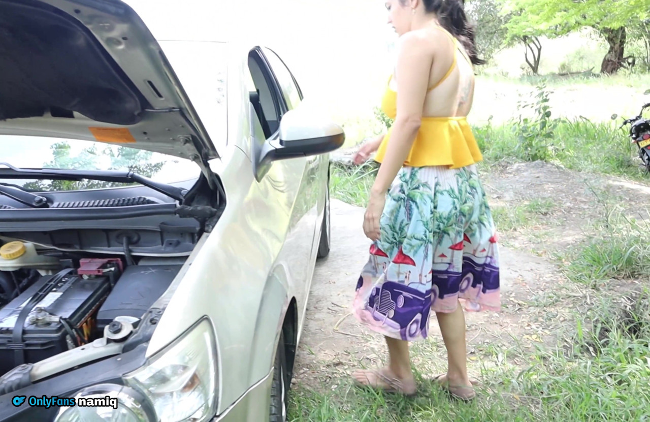 メカニックファック人妻はどこの真ん中で立ち往生