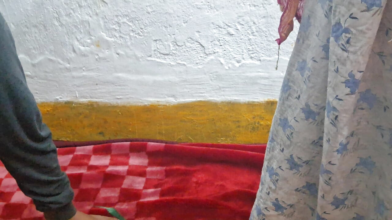 המשרתת מוצצת את הזין של בעלי