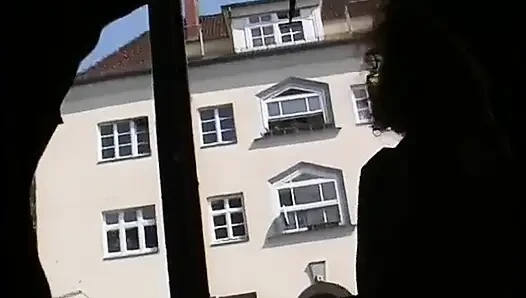 Ona kamera önünde gösteri yapıp yapacağını soruyor ve buna bayılıyor