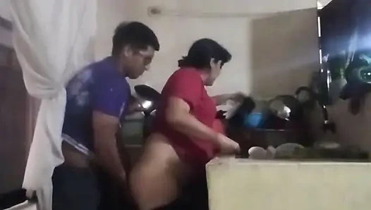 Ngentot pembantuku di dapur waktu istriku lagi di ruang tamu