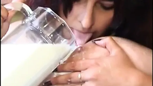 Huge boobs babe squizing hard and playing with milk