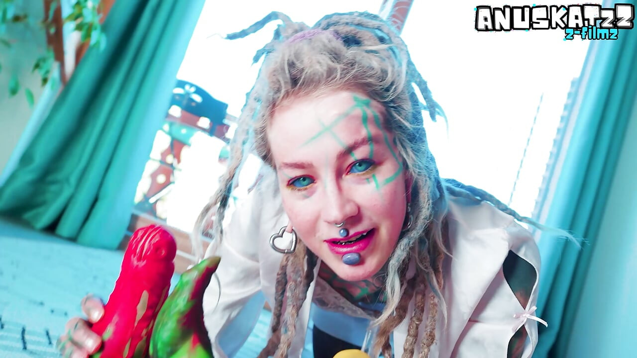 纹身女优穿着情趣内衣 - 用疯狂的假鸡巴双穴自慰
