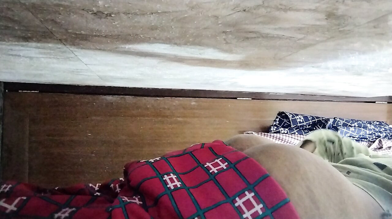 House wife clean her pussy at home Indian house wife bathing and fingering
