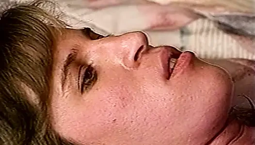 Беременную французскую шлюху долбили на любительской сессии