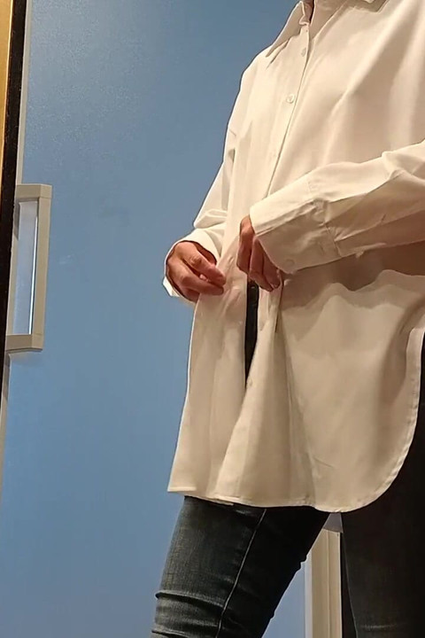 脫下內褲，穿上緊身牛仔褲和襯衫