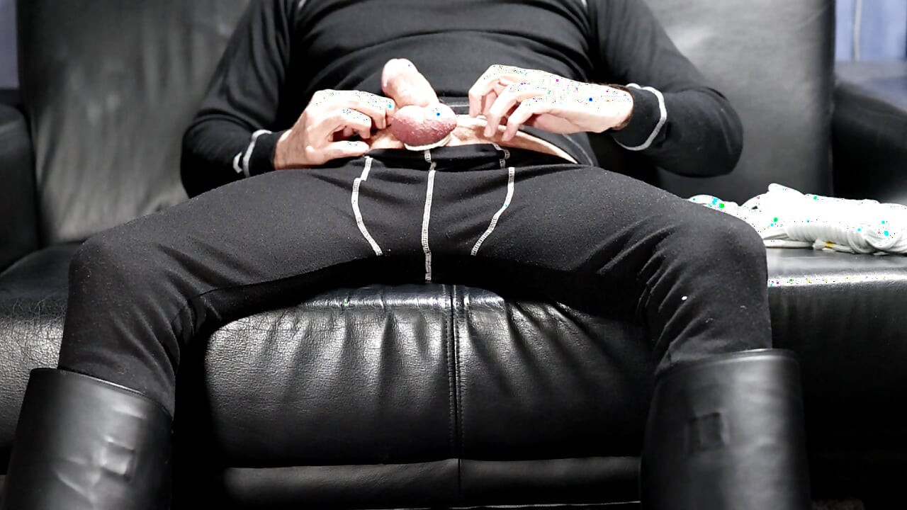 Cewek ini lagi asik ngentot kontol dan pelernya pakai tali