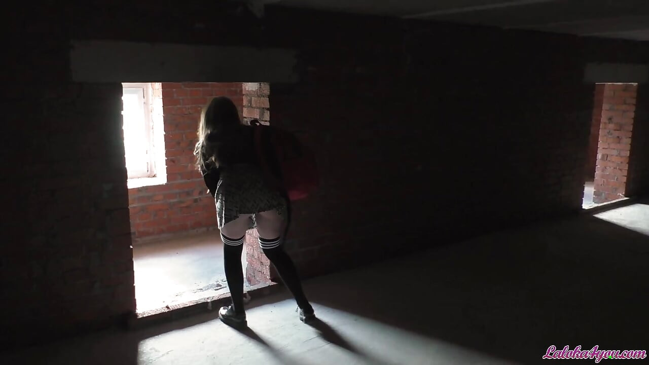 Studentă care fumează în casa abandonată suge pula unui străin și se fute