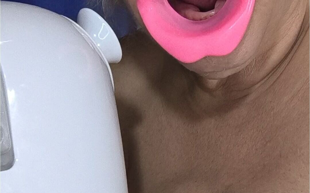 Fața ei este umedă acum pizda ei este prea ea are orgasm pentru tine