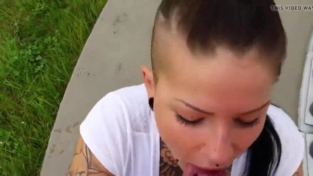Tattoo-Schlampe.. lutscht und kotzt die Ficksuppe aus!